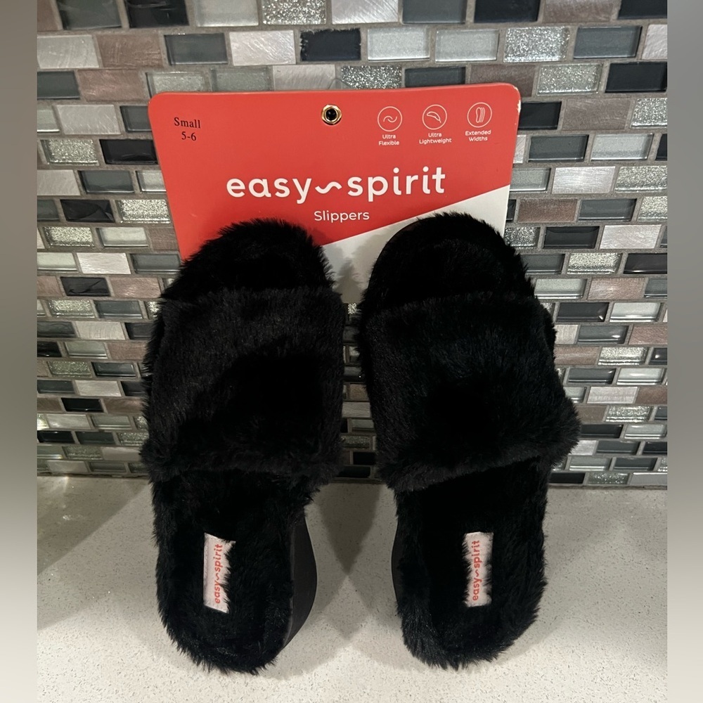 EASY SPIRIT women’s black slippers /size 5-6
